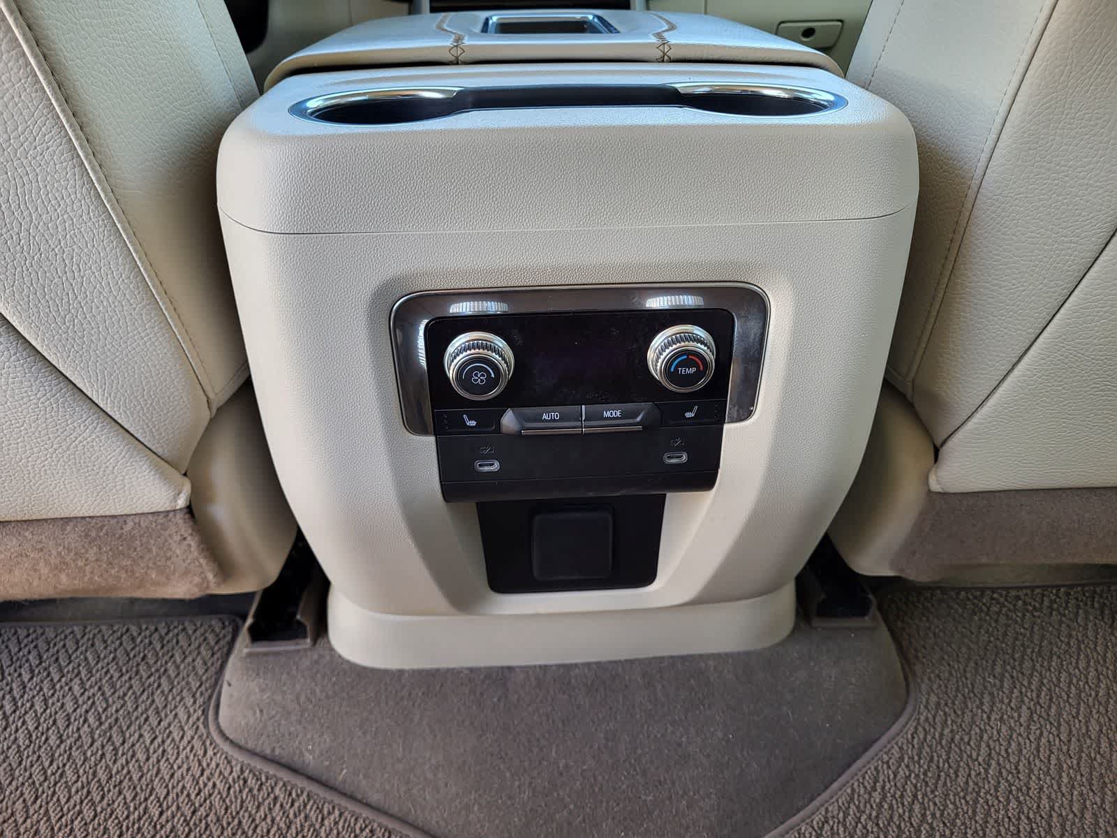 Used 2022 GMC Yukon Denali w/ Denali Premium Package AWD/4WD image 30