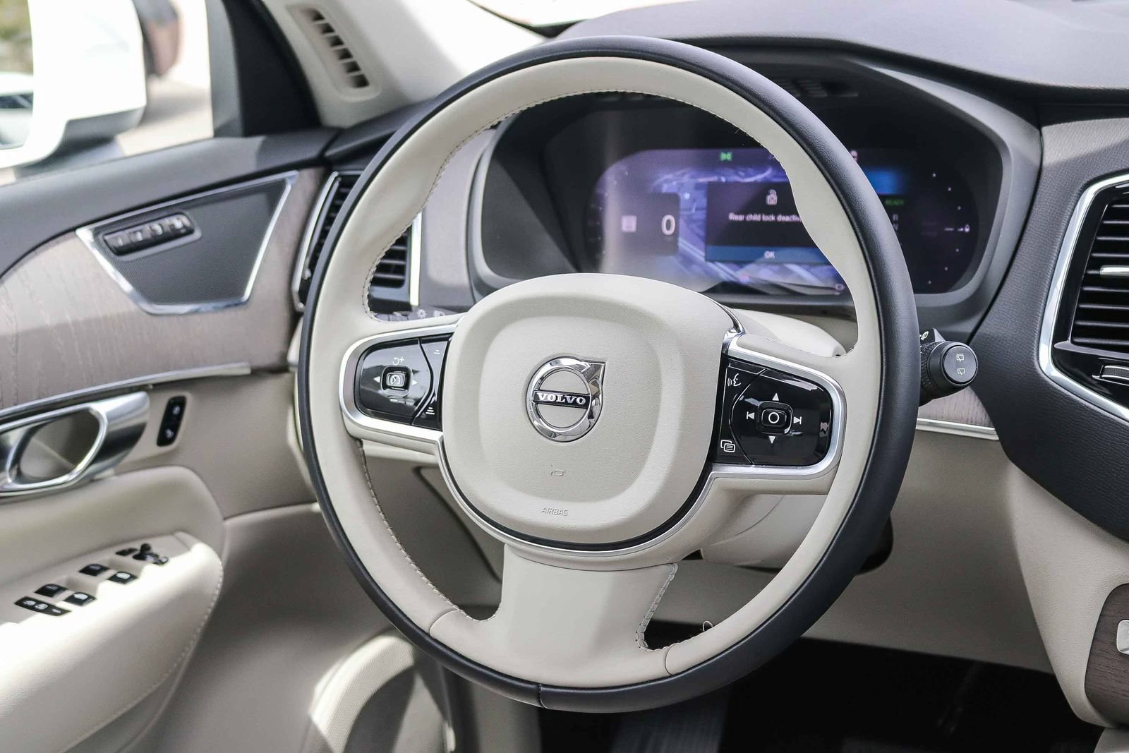 Used 2025 Volvo XC90 T8 Plus w/ Protection Package Premier AWD/4WD image 17