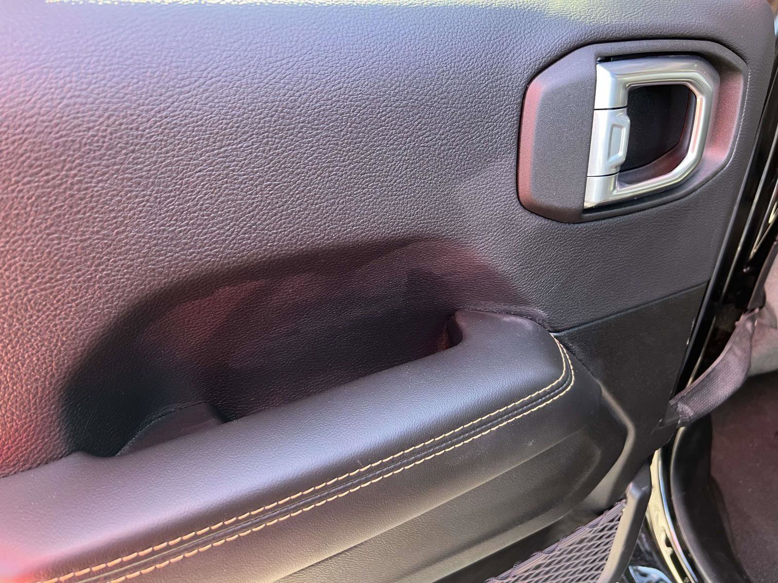 Used 2025 Jeep Wrangler Sahara image 13