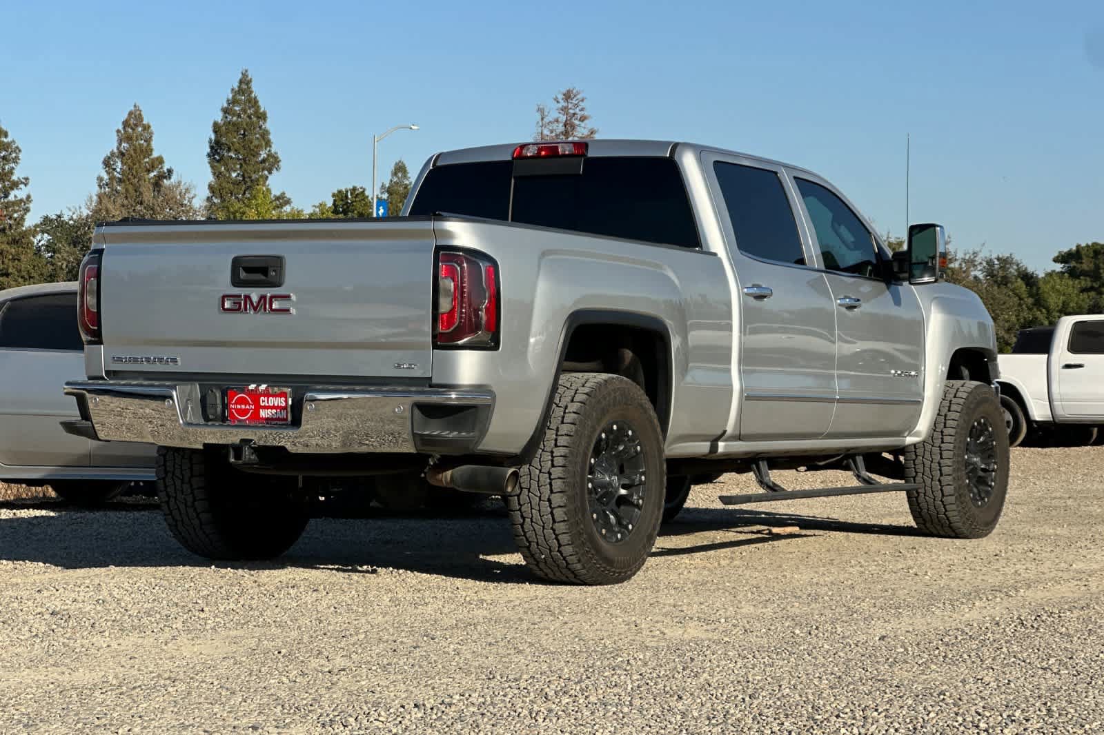 Used 2018 GMC Sierra 1500 SLT w/ SLT Premium Package AWD/4WD image 2