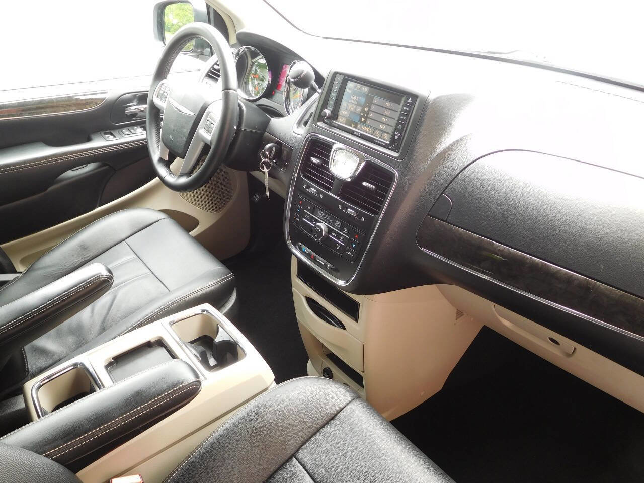 Used 2016 Chrysler Town & Country Touring image 18