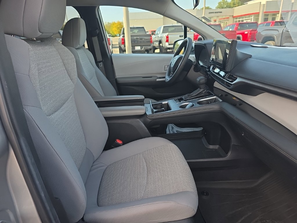 Certified 2025 Toyota Sienna LE FWD image 9