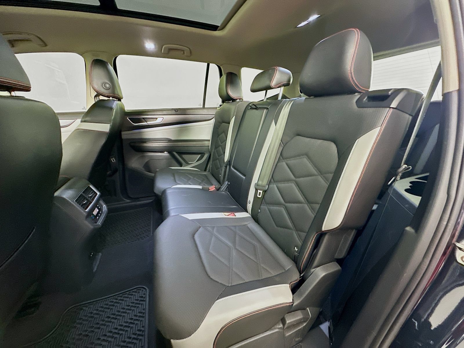 Used 2024 Volkswagen Atlas Peak Edition SE AWD/4WD image 26