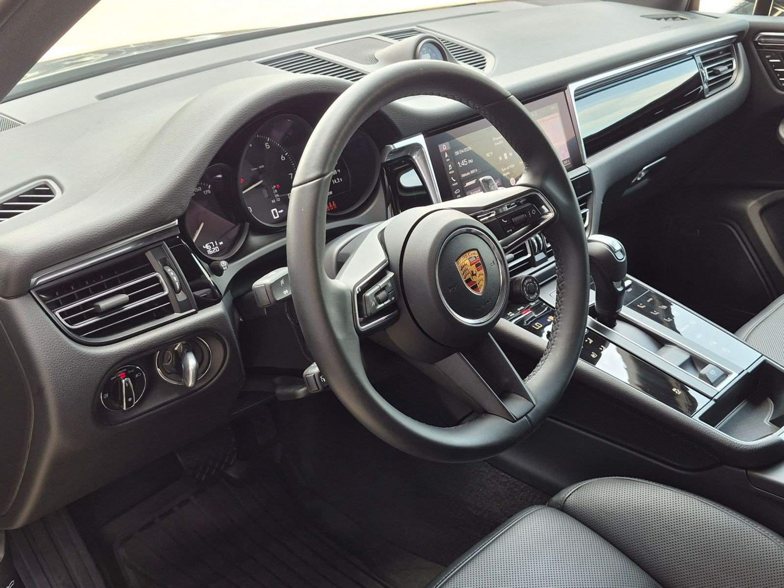 Certified 2026 Porsche Macan AWD/4WD image 4