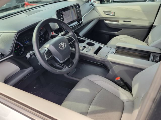 Used 2021 Toyota Sienna Limited FWD image 3