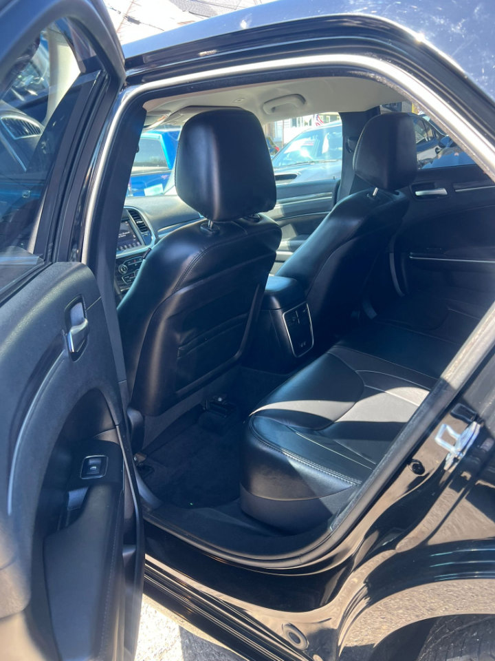 Used 2017 Chrysler 300 Limited image 17