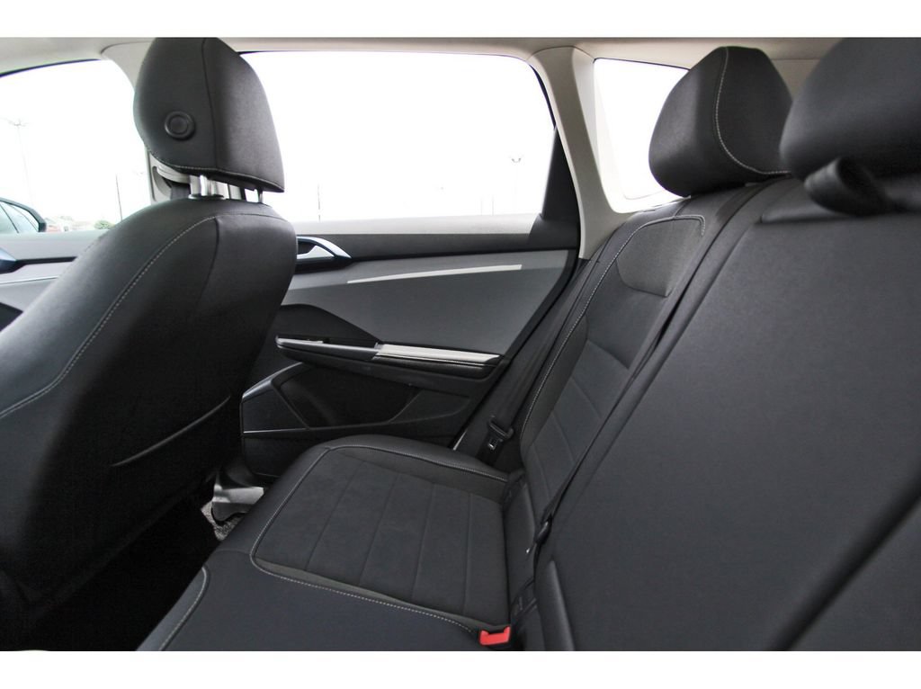 Used 2024 Volkswagen Taos SE w/ Panoramic Sunroof Package FWD image 12