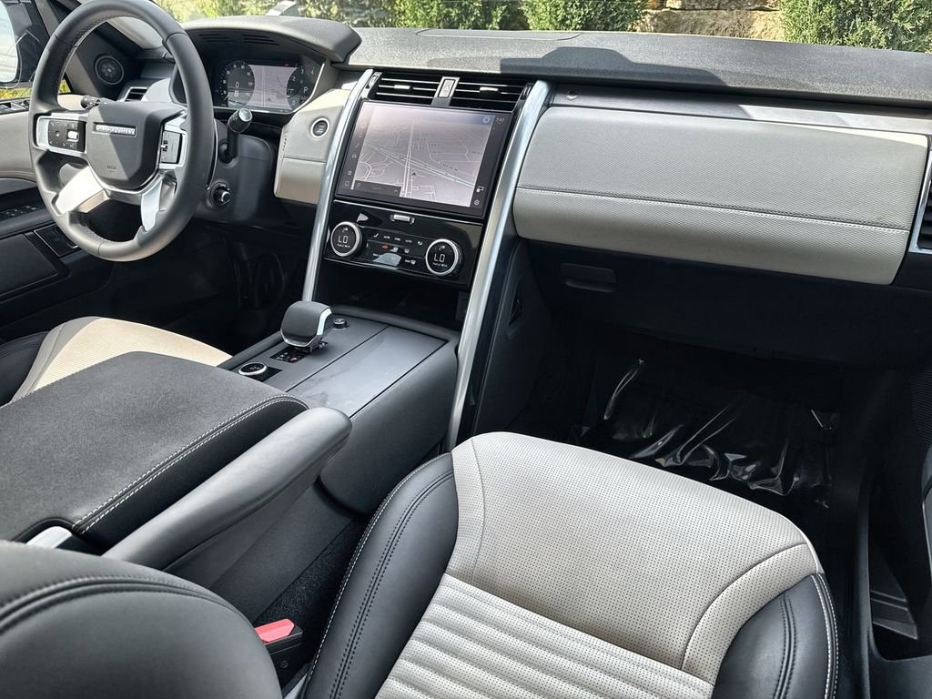 Certified 2025 Land Rover Discovery Dynamic SE image 14