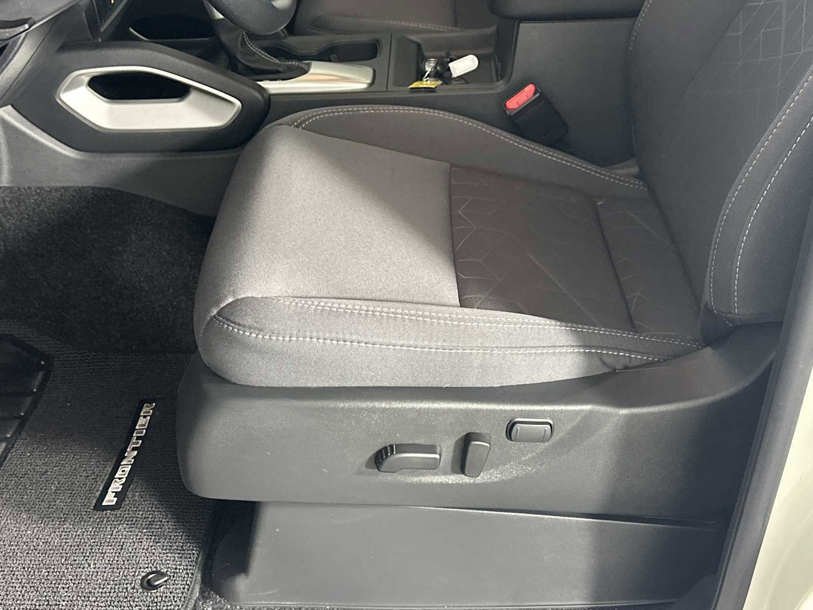 Used 2025 Nissan Frontier SV RWD image 13