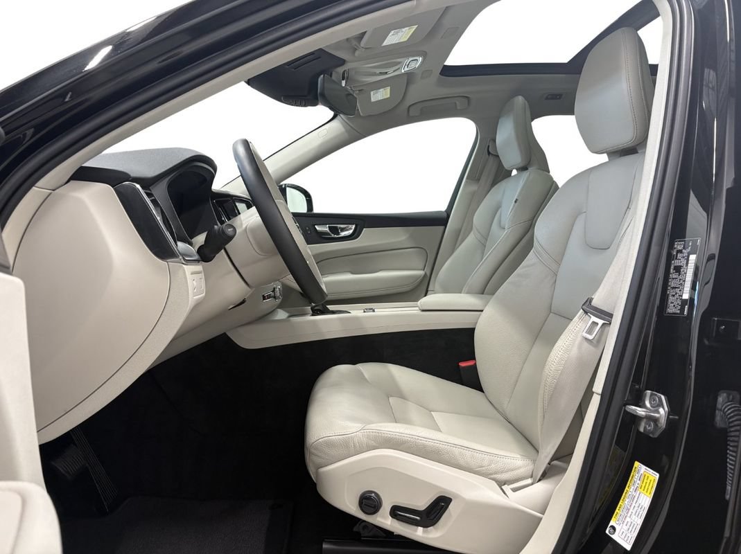 Used 2019 Volvo XC60 T5 Momentum w/ Multimedia Package AWD/4WD image 9