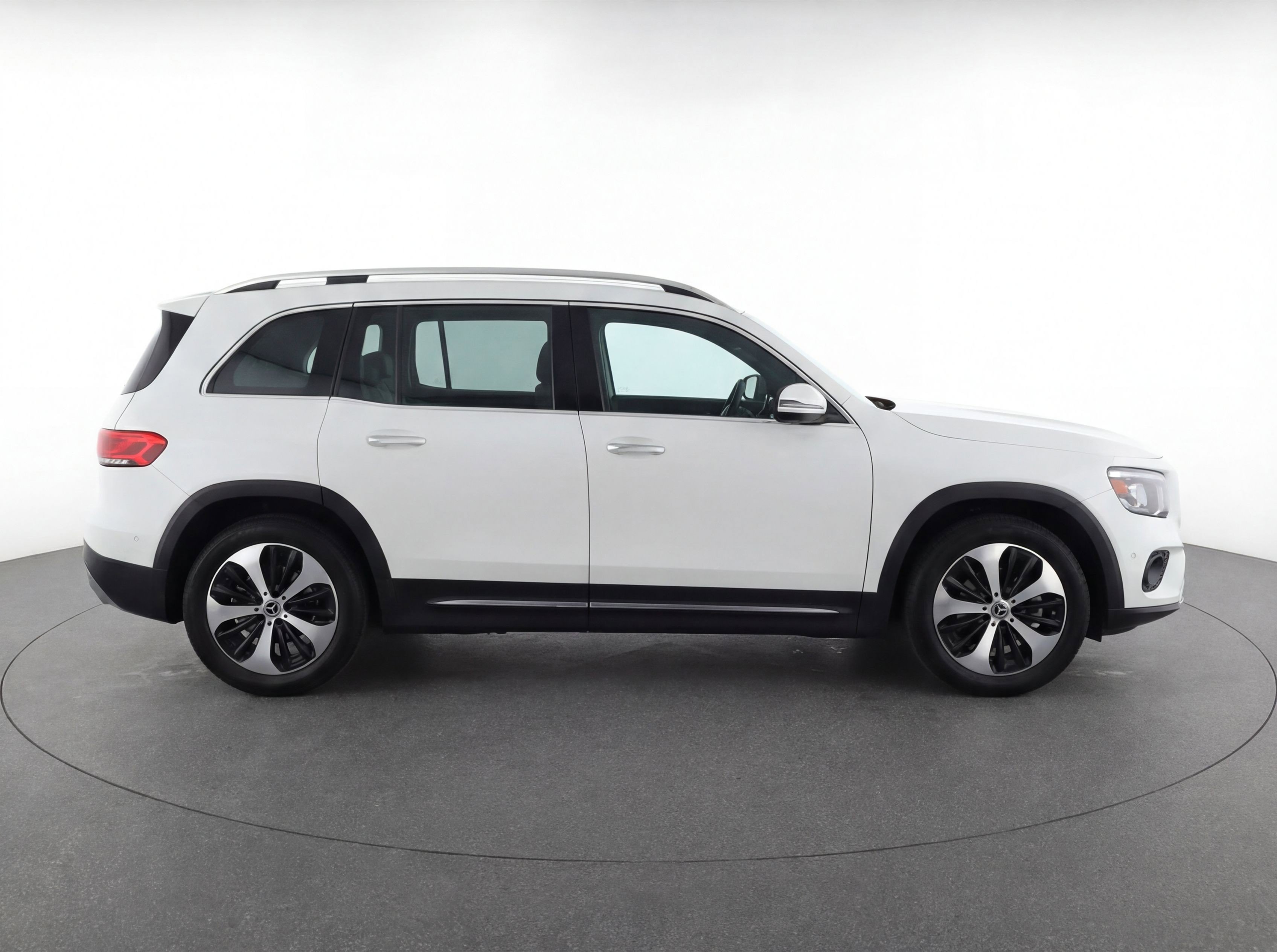 Used 2025 Mercedes-Benz GLB 250 4MATIC image 11