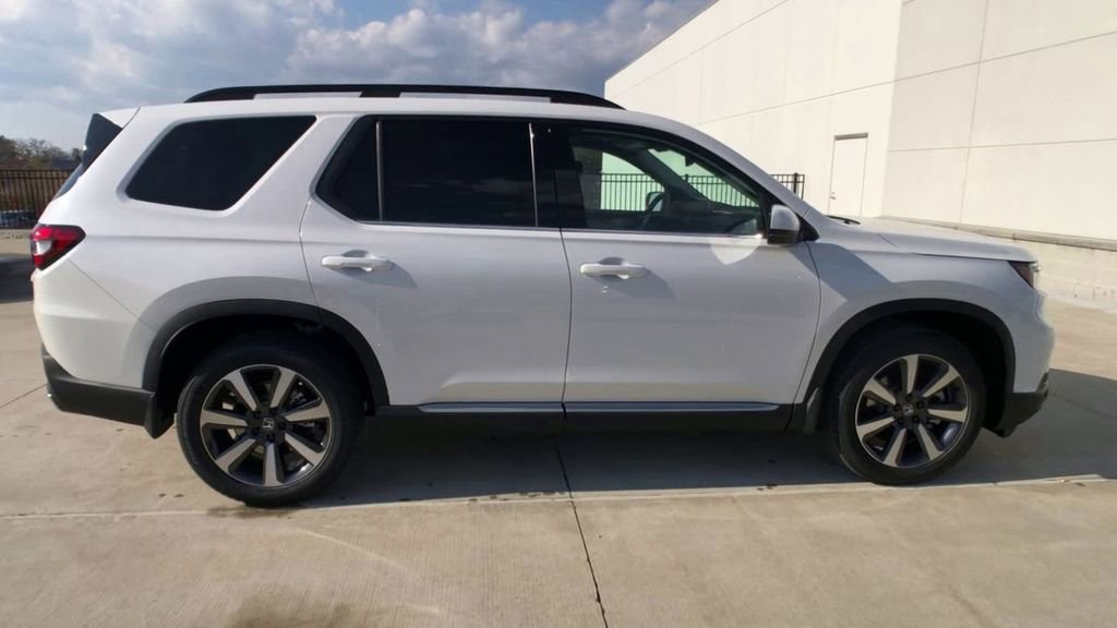 New 2025 Honda Pilot Touring image 10