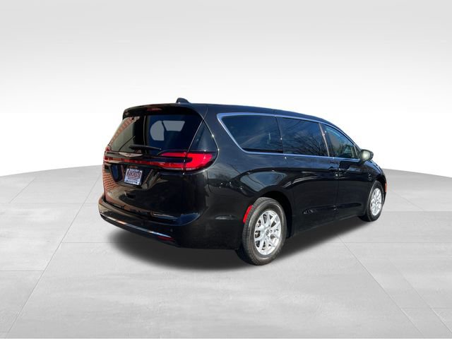 Used 2023 Chrysler Pacifica Touring-L image 5