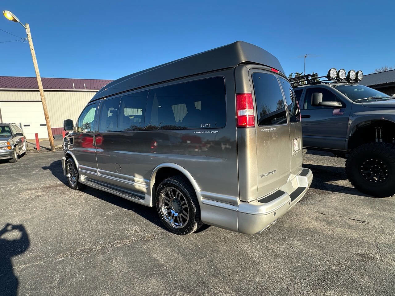 Used 2015 Chevrolet Express 2500 image 2
