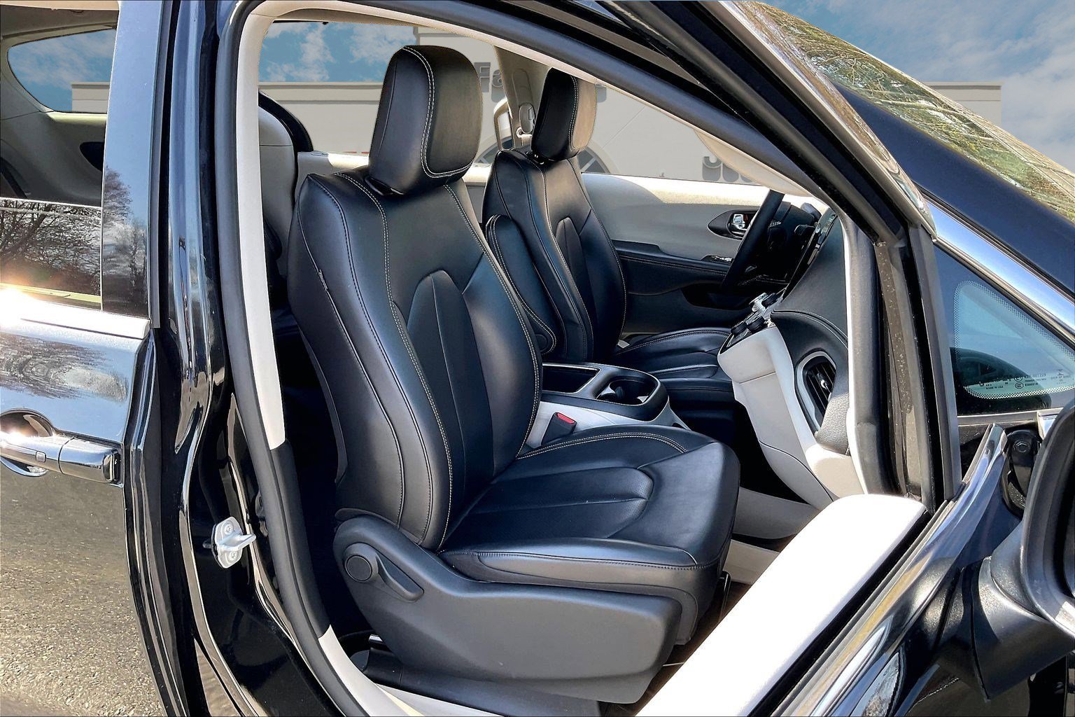 Used 2023 Chrysler Pacifica Touring-L image 7