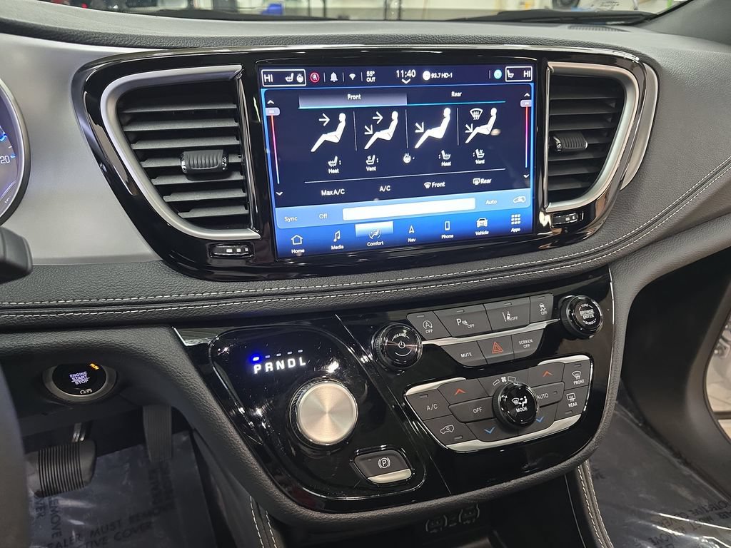 Certified 2025 Chrysler Pacifica Limited FWD image 22