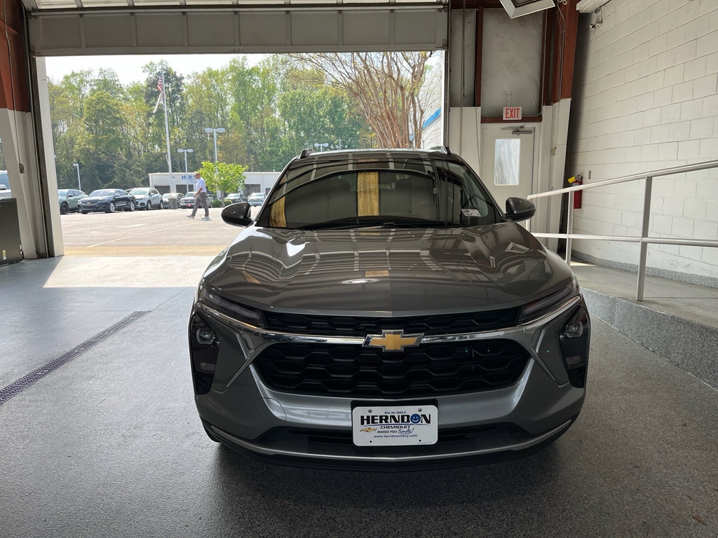 Used 2025 Chevrolet Trax LT w/ Driver Confidence Package FWD image 2