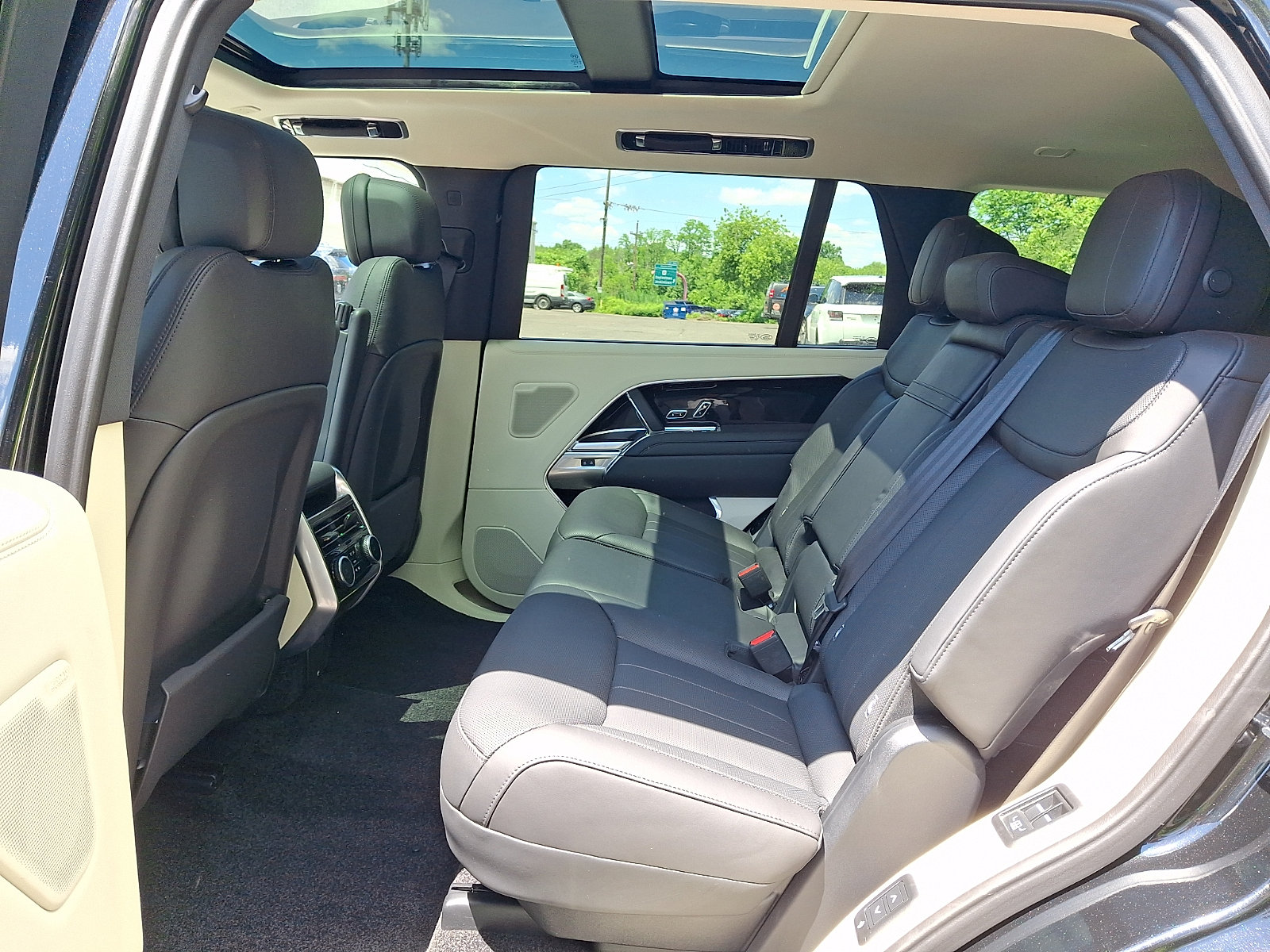 Used 2024 Land Rover Range Rover Long Wheelbase SE AWD/4WD image 5