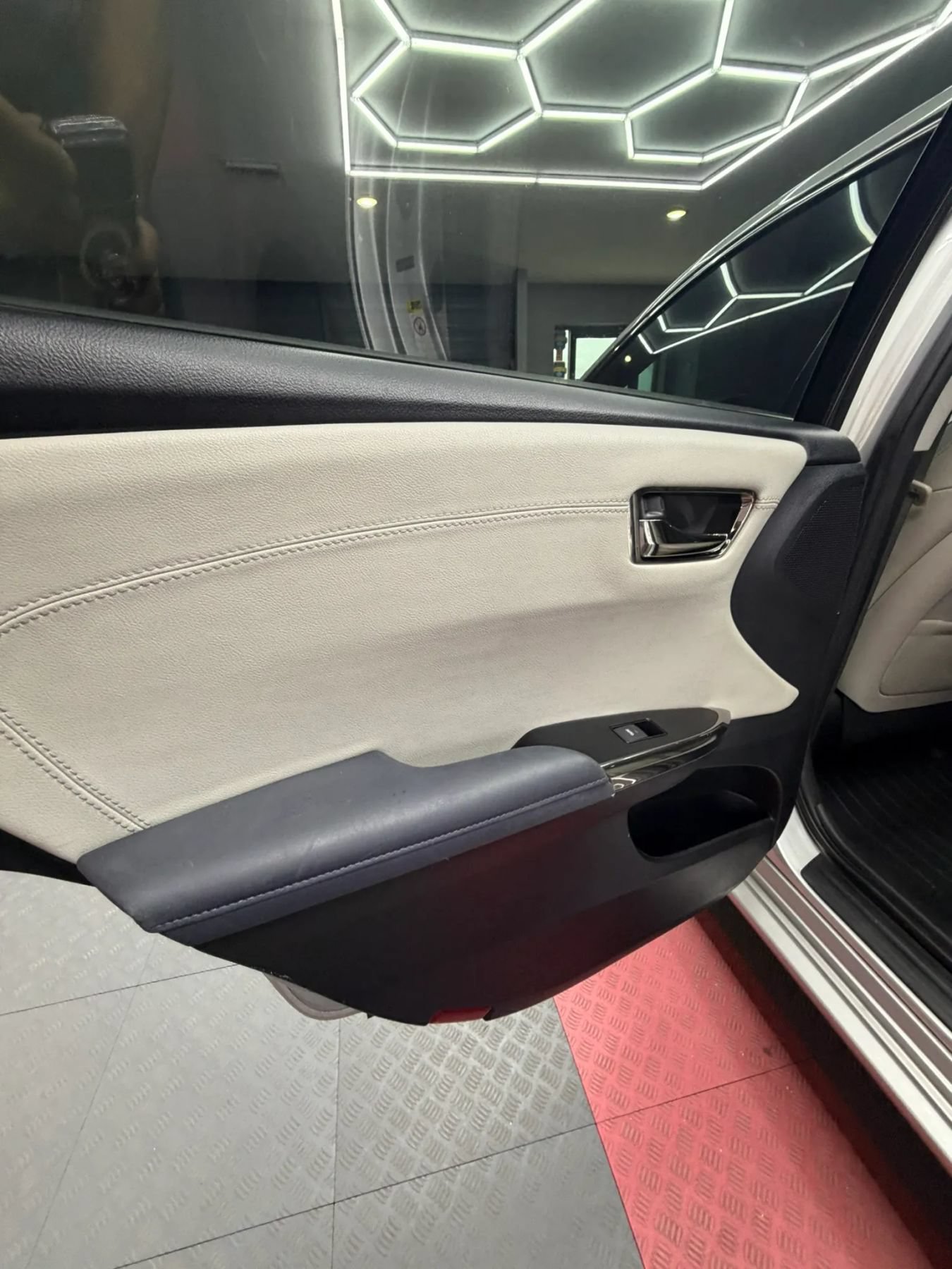 Used 2013 Toyota Avalon XLE Touring FWD image 22