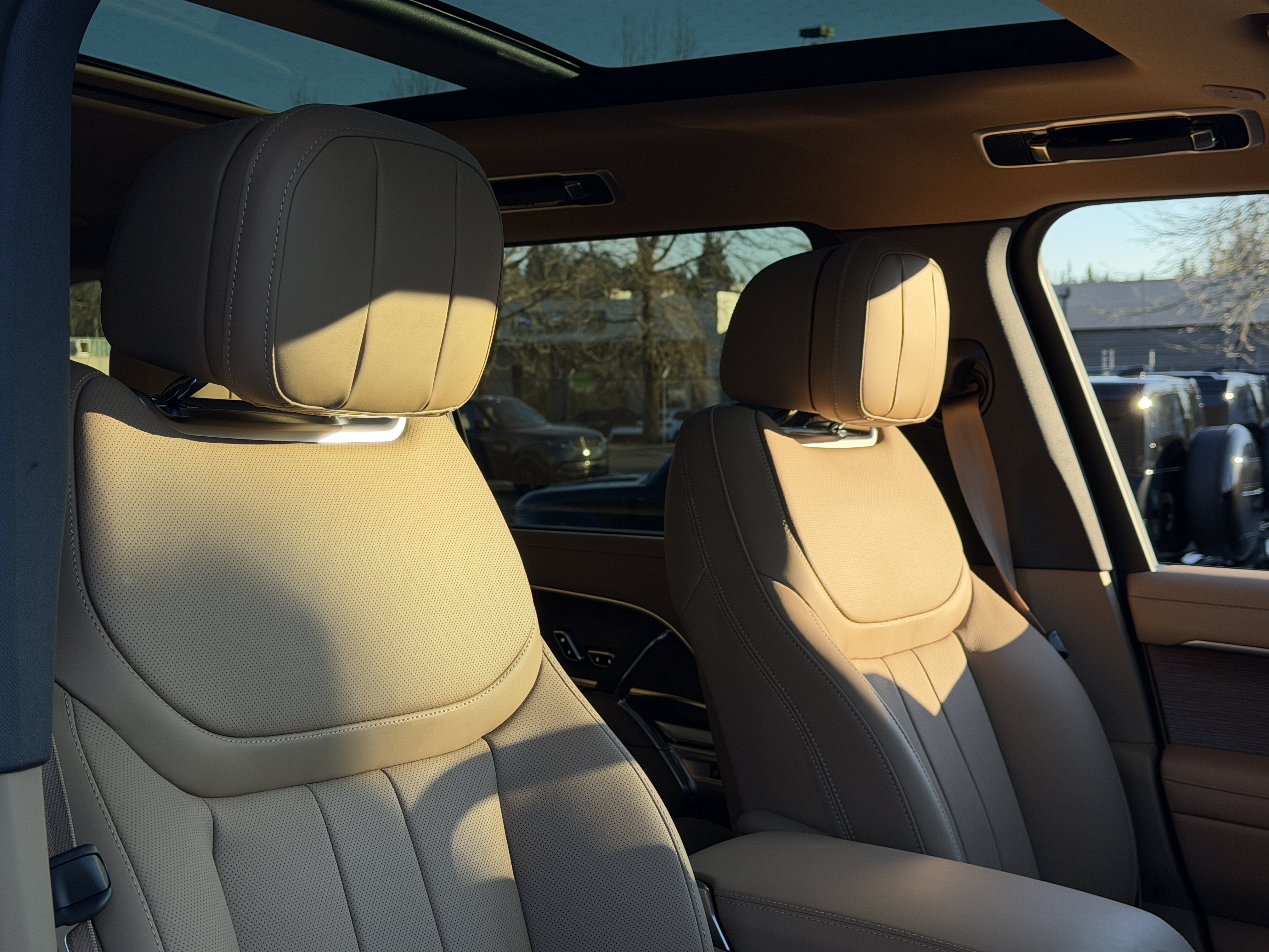 New 2026 Land Rover Range Rover Long Wheelbase SE AWD/4WD image 13