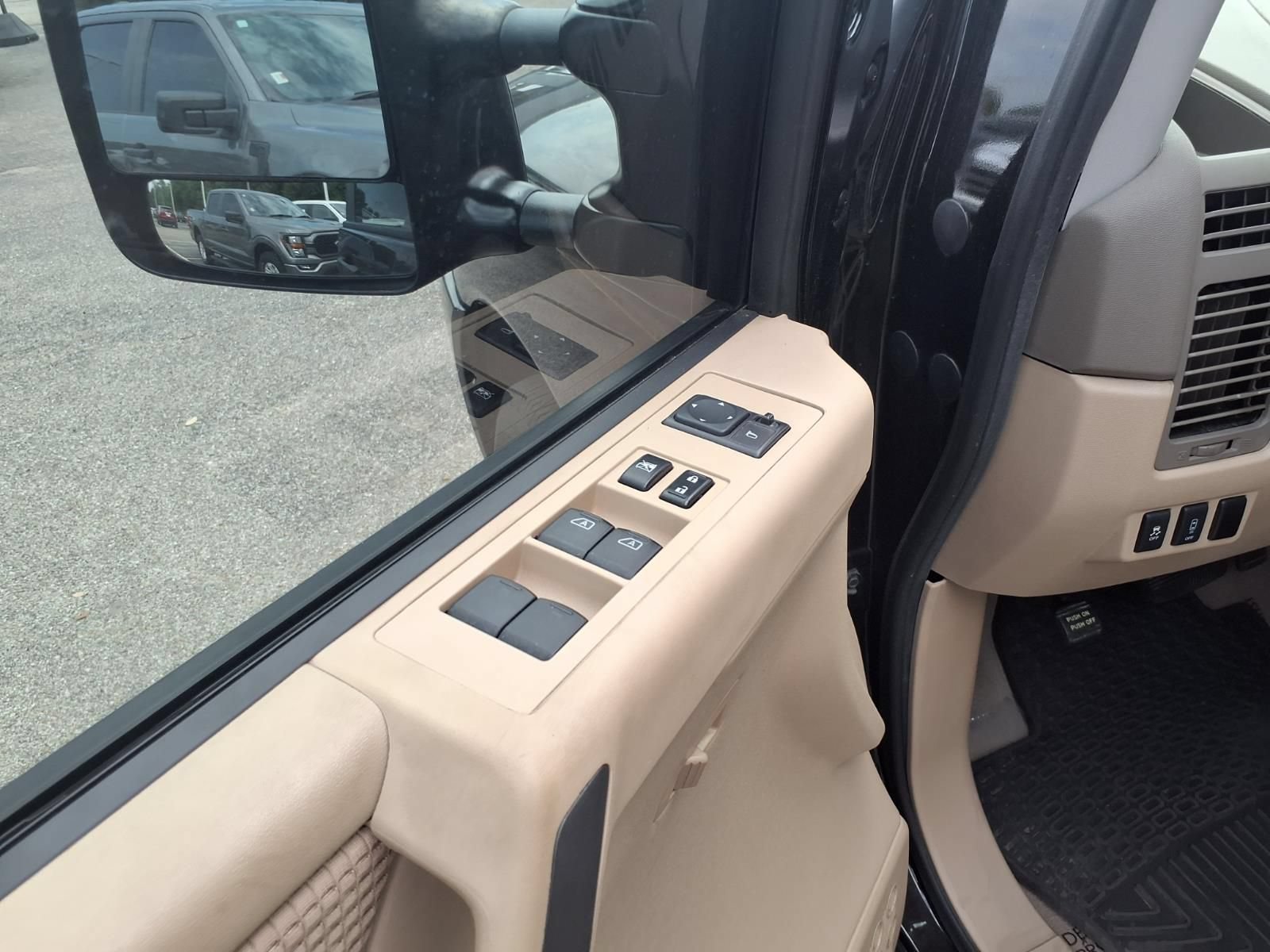 Used 2014 Nissan Titan SV w/ SV Value Truck Package RWD image 16