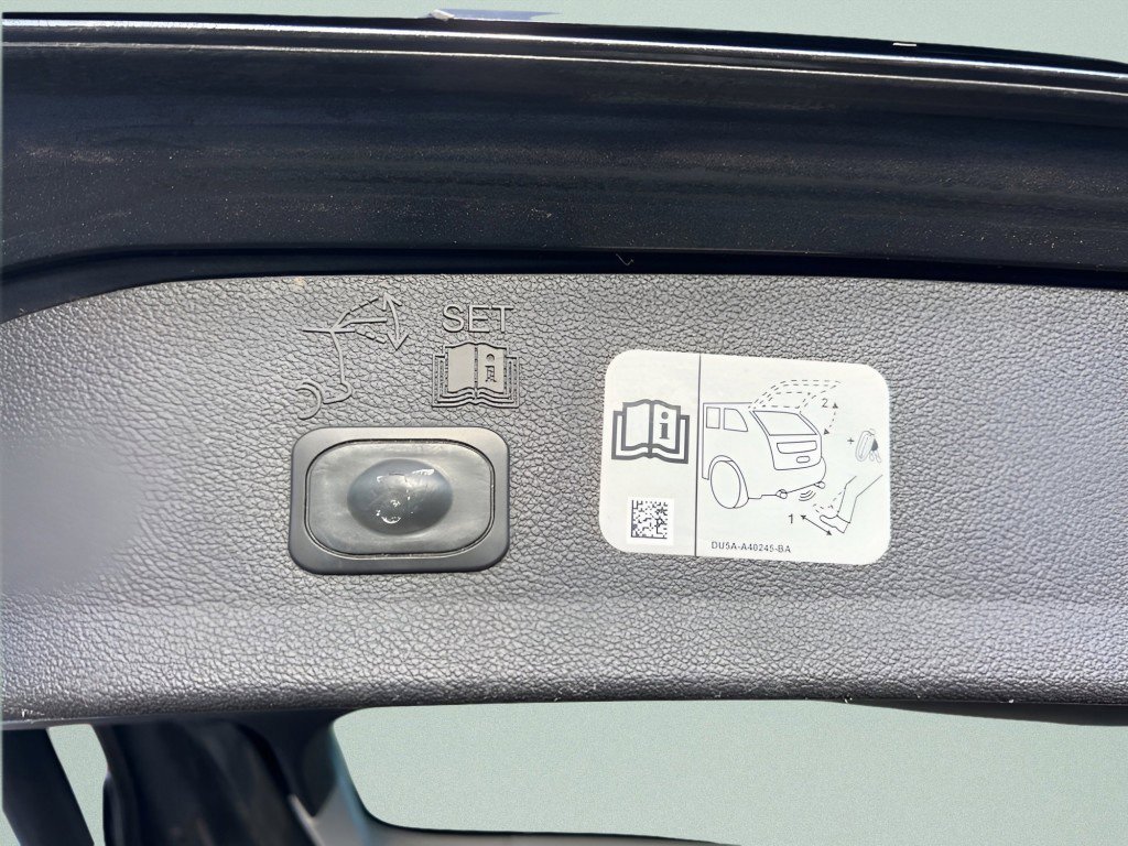 Used 2017 Ford Escape Titanium image 17
