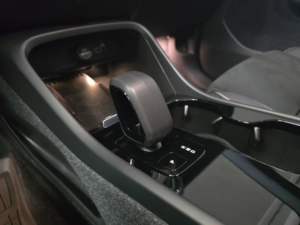 Certified 2023 Volvo C40 P8 Recharge Ultimate w/ Protection Package Premier AWD/4WD image 38