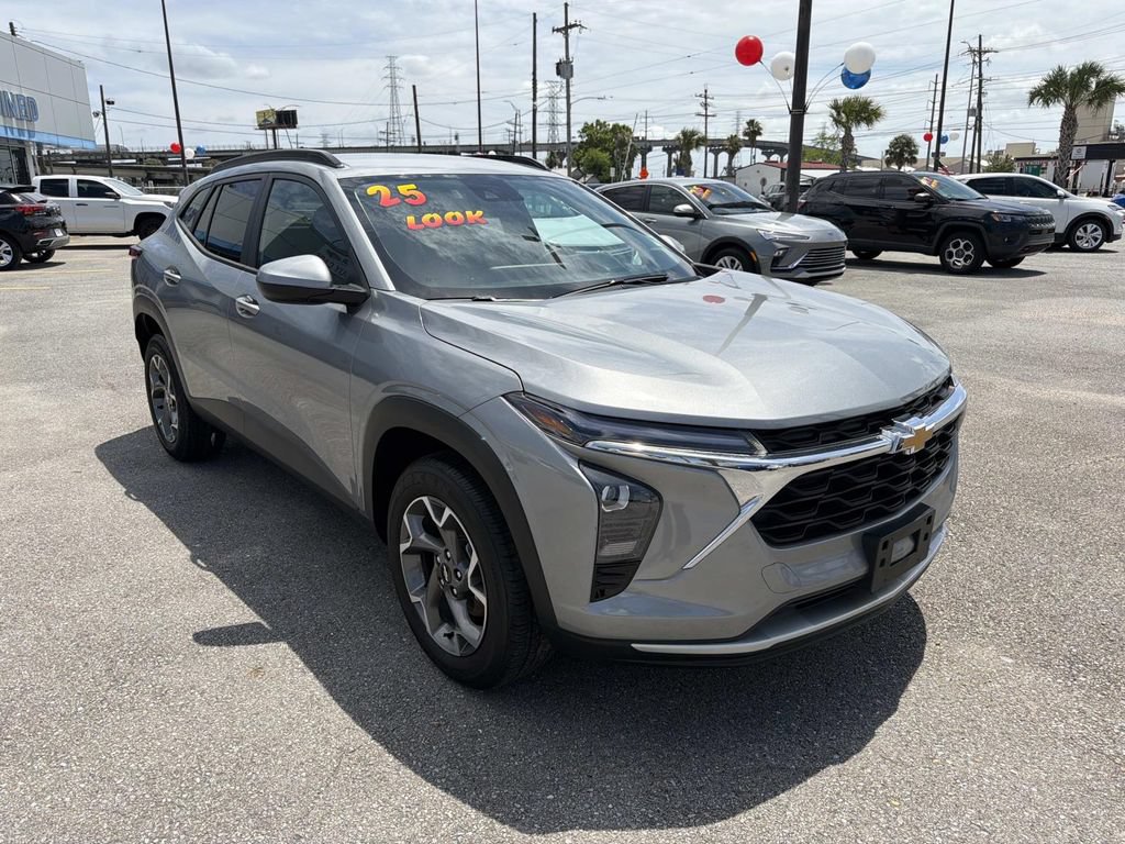 Certified 2025 Chevrolet Trax LT w/ LT Convenience Package FWD image 1