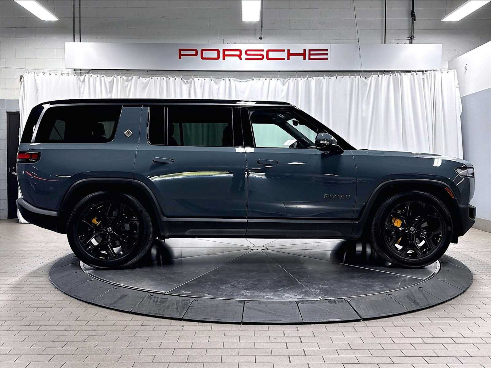 Used 2025 Rivian R1S Premium AWD/4WD image 10