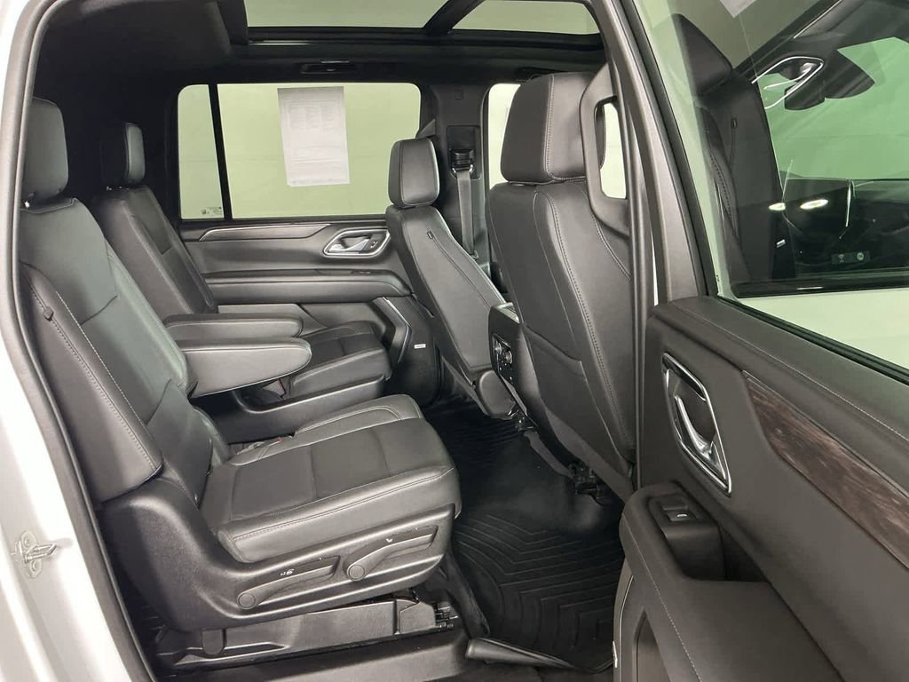 Used 2024 Chevrolet Suburban Z71 w/ Luxury Package image 7