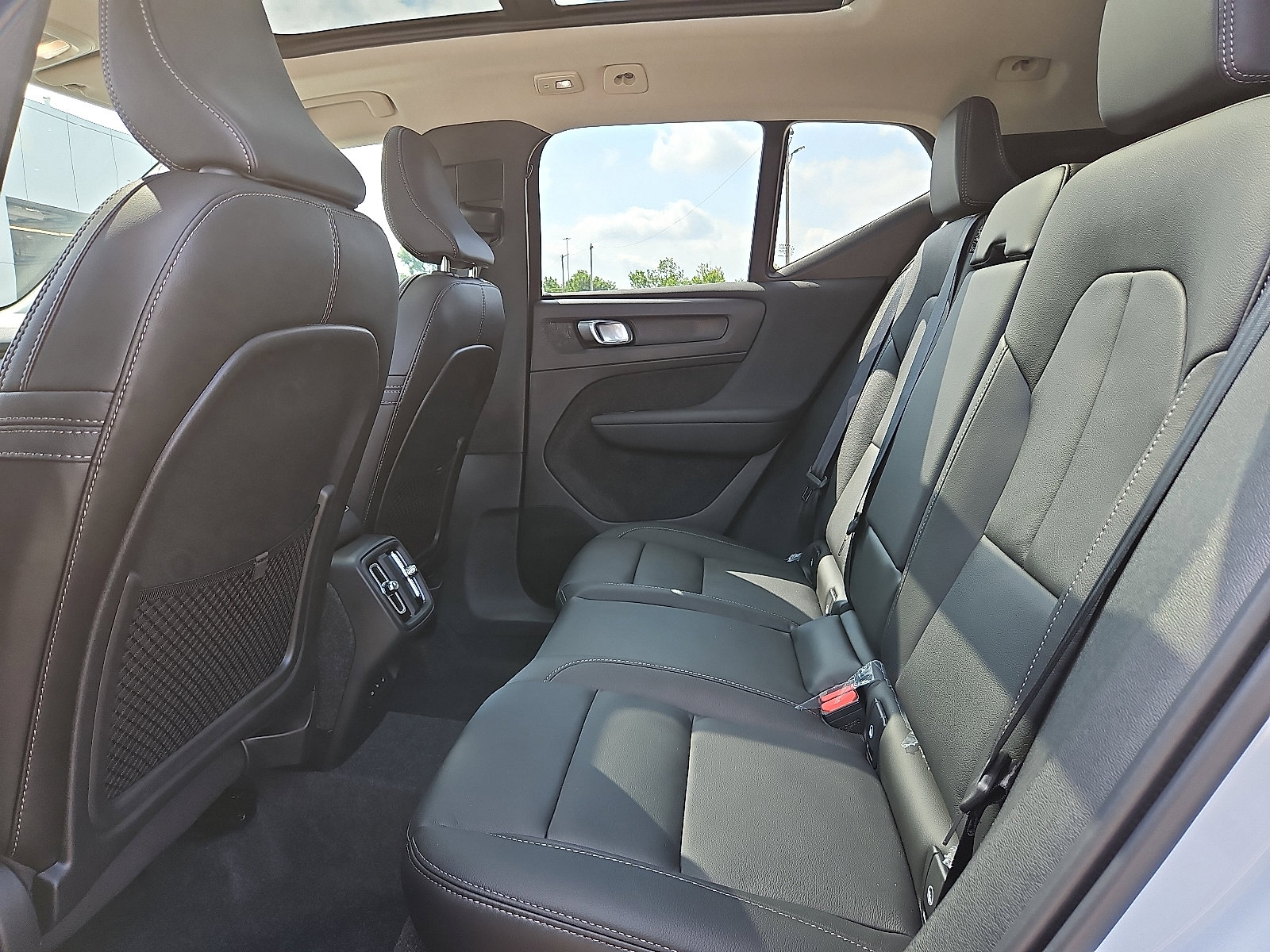 New 2026 Volvo XC40 B5 Plus w/ Protection Package Premier AWD/4WD image 8