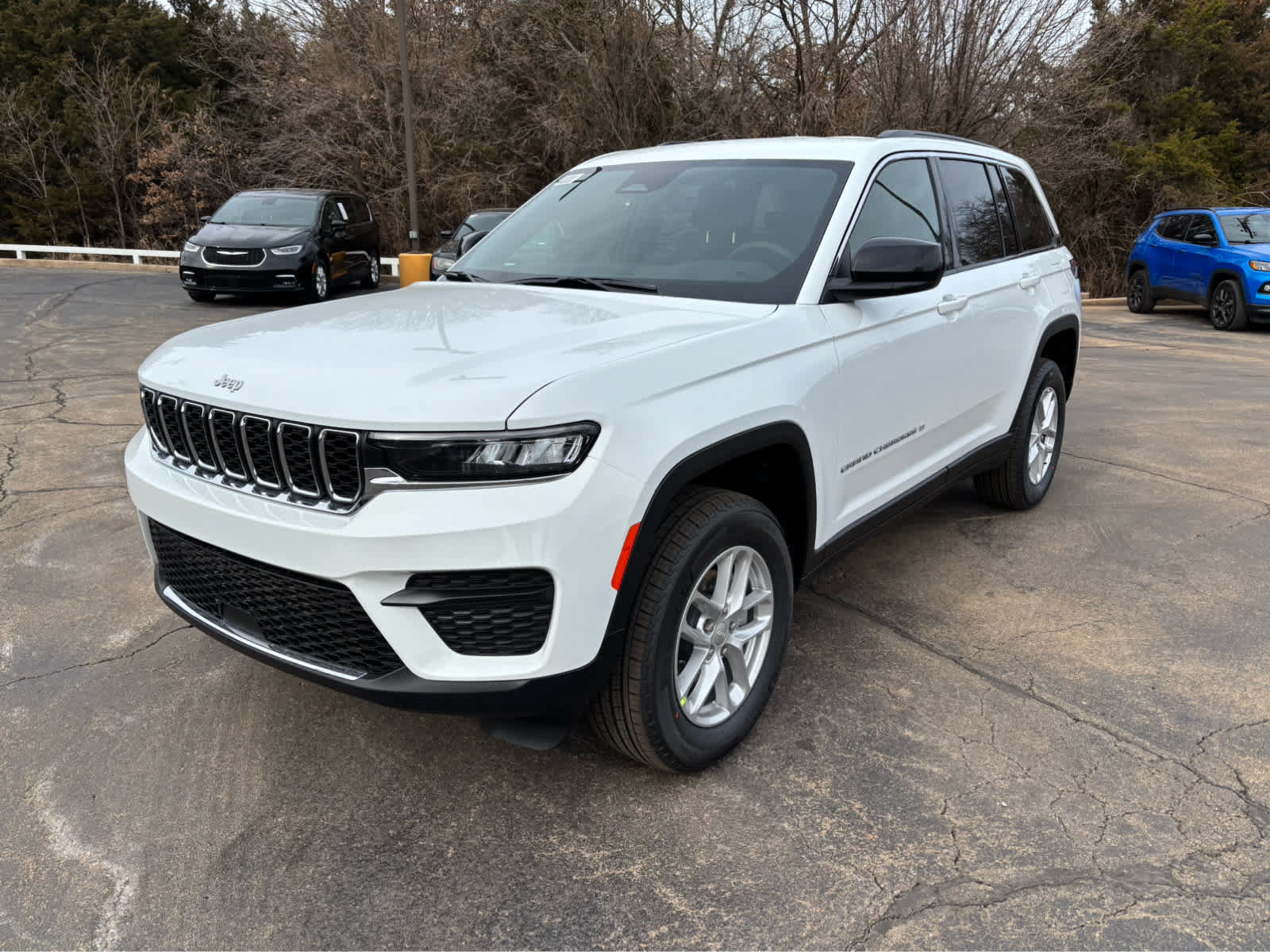 Used 2025 Jeep Grand Cherokee Laredo RWD image 3