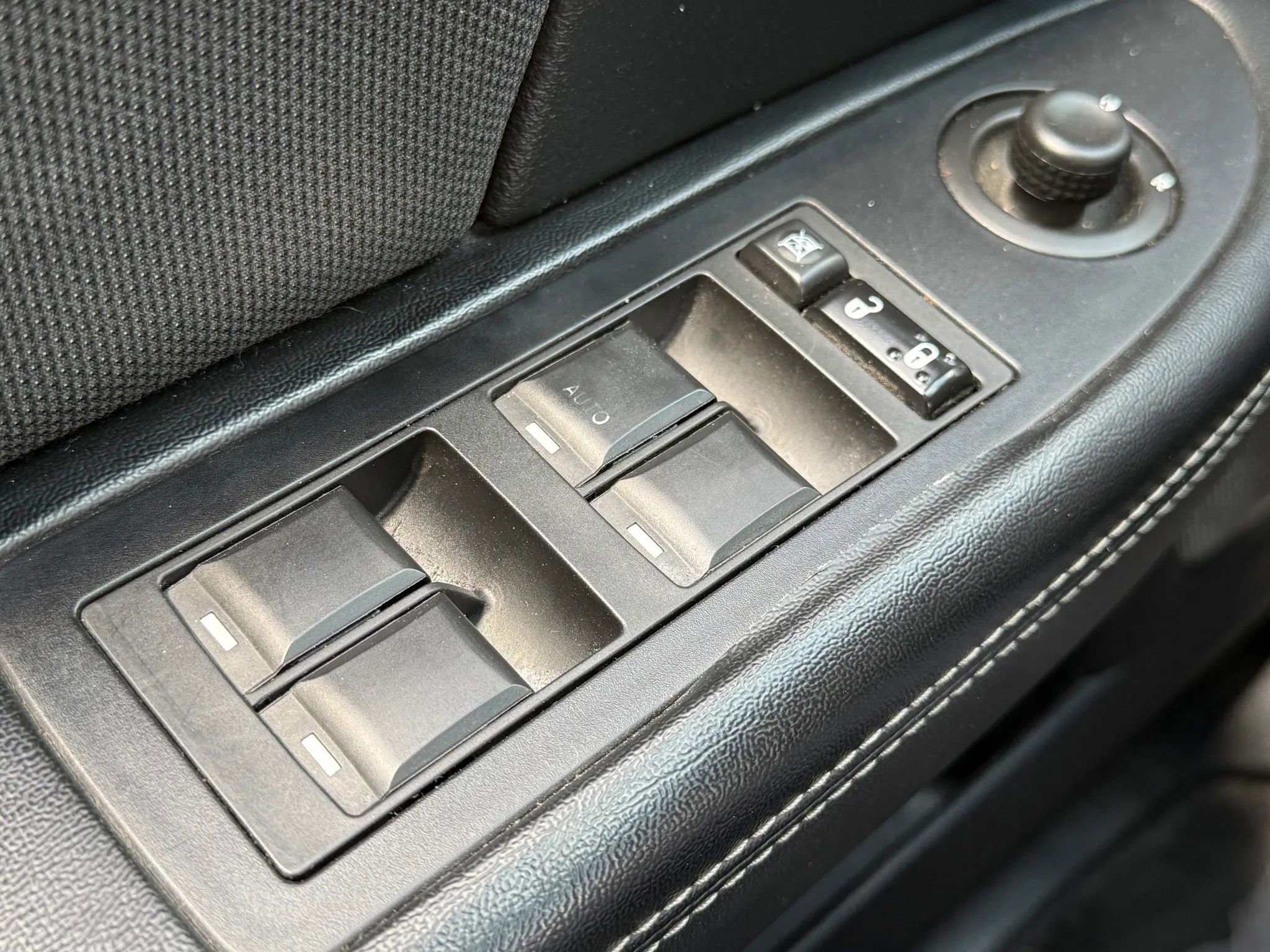 Used 2012 Dodge Avenger SE FWD image 23