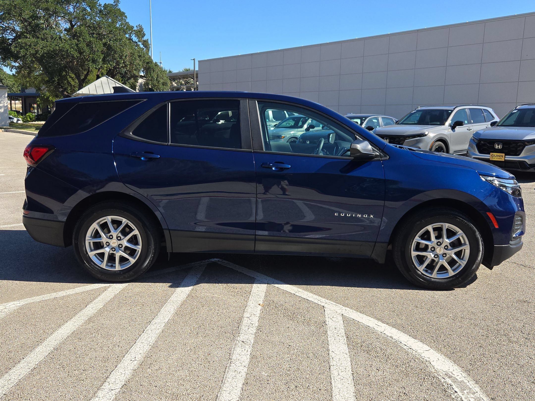 Used 2023 Chevrolet Equinox LS w/ LS Convenience Package FWD image 2