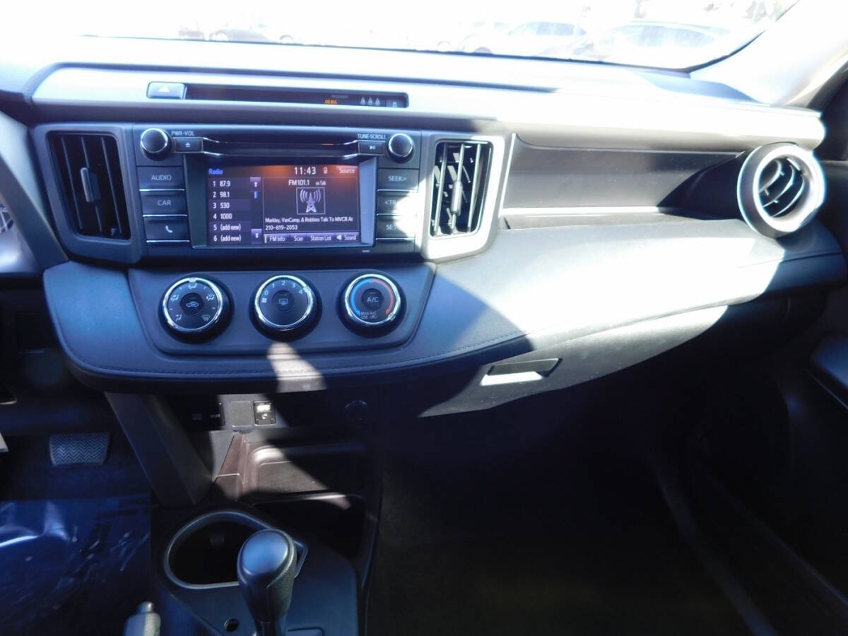 Used 2018 Toyota RAV4 LE w/ Carpet Mat Package FWD image 8