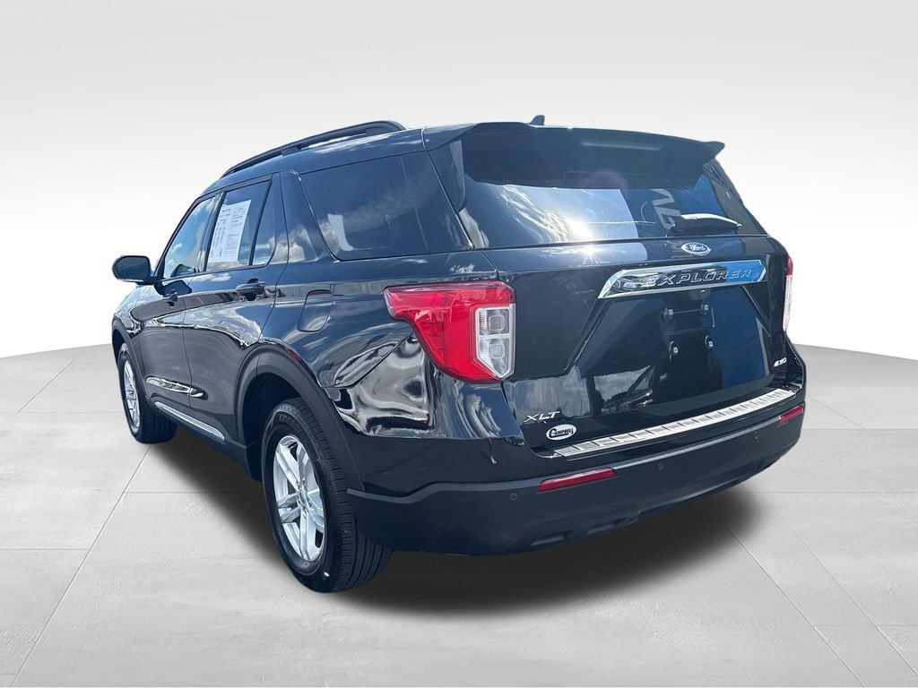 Used 2023 Ford Explorer XLT AWD/4WD image 3