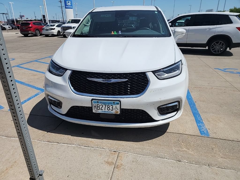 Used 2022 Chrysler Pacifica Touring-L FWD image 2