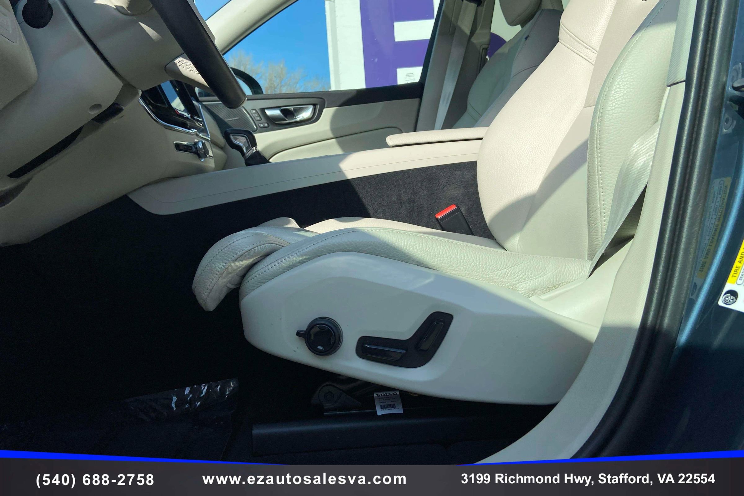 Used 2019 Volvo XC60 T5 Momentum w/ Multimedia Package AWD/4WD image 23