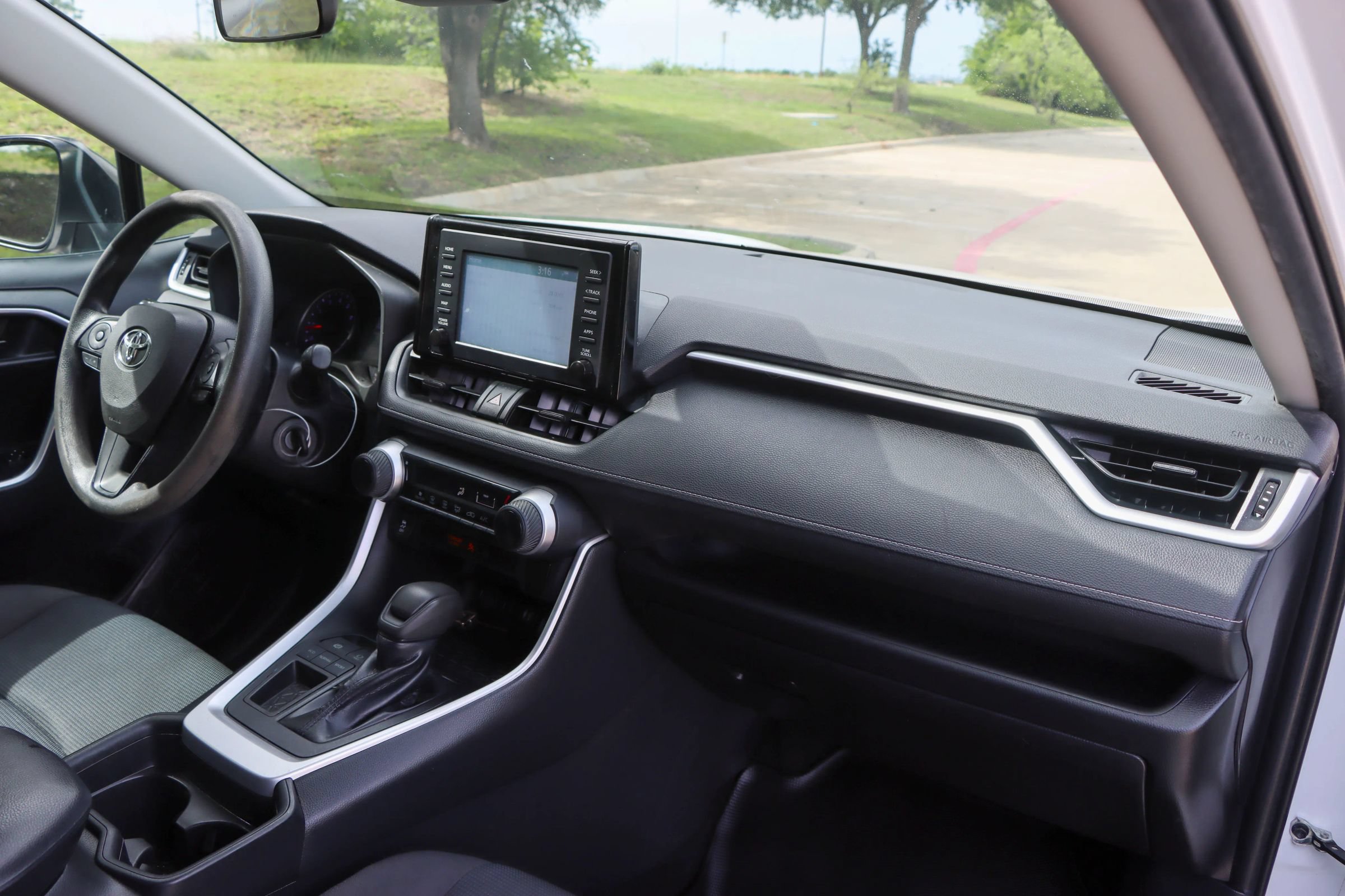 Used 2019 Toyota RAV4 LE FWD image 22
