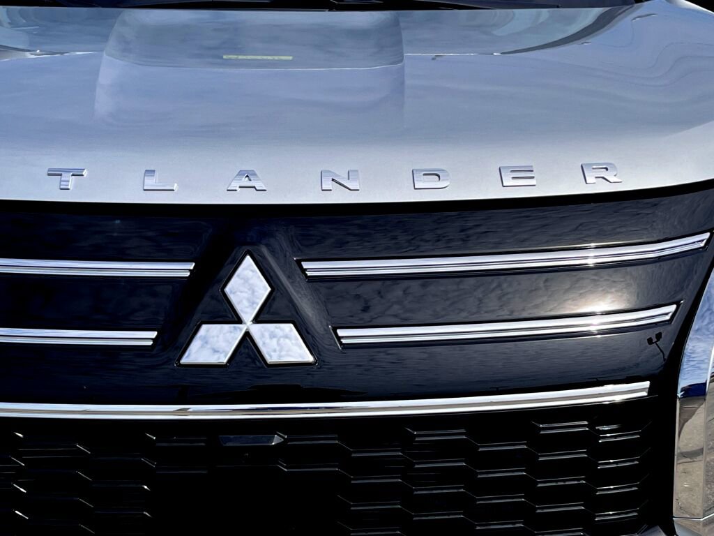 New 2025 Mitsubishi Outlander SE image 9