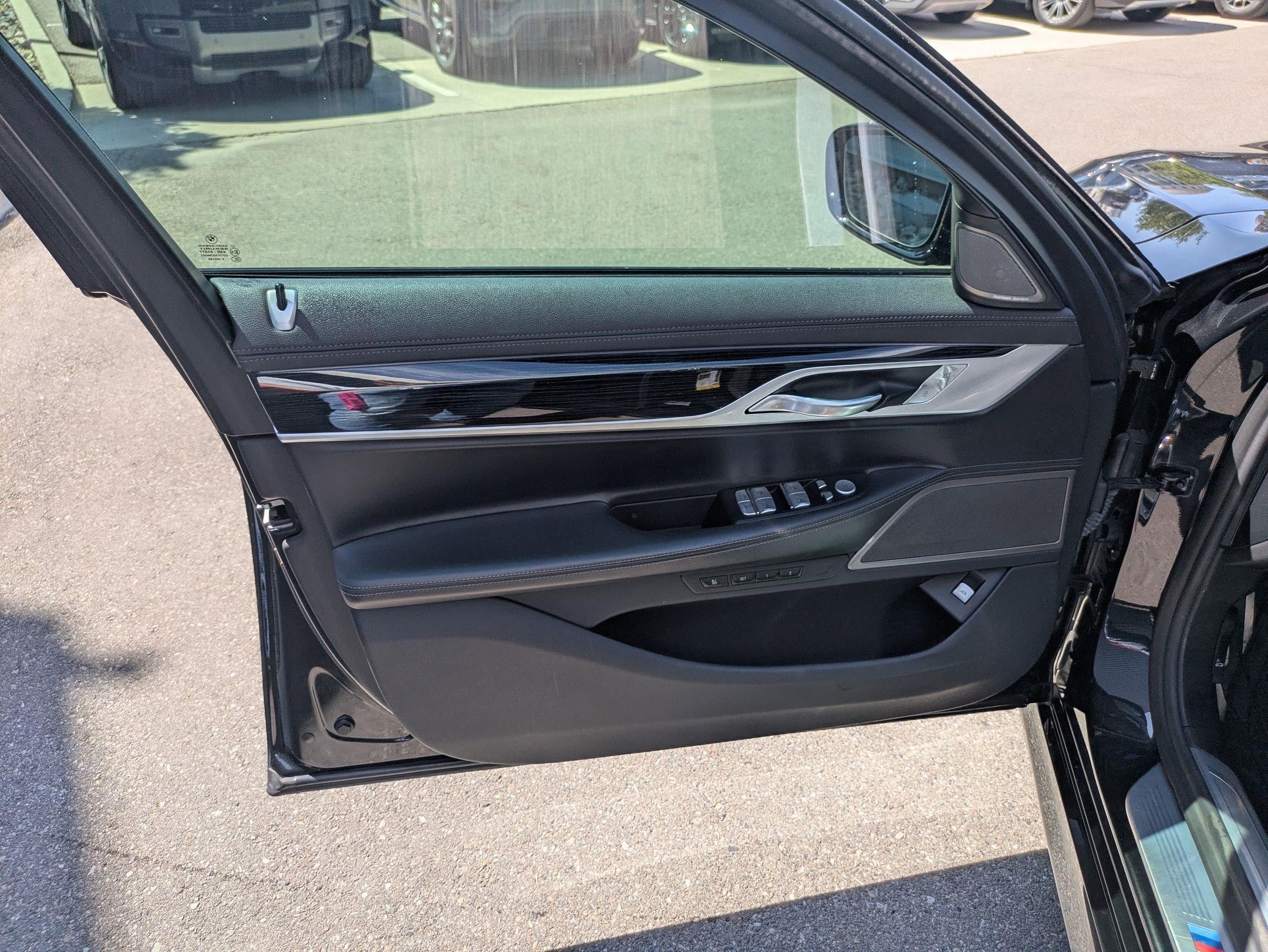 Used 2019 BMW 750i w/ M Sport Package RWD image 12
