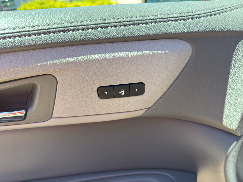 Used 2016 Chevrolet Traverse LTZ FWD image 13