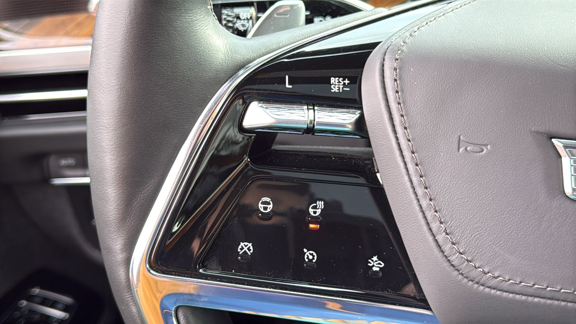 Certified 2025 Cadillac Escalade ESV Sport Platinum image 16