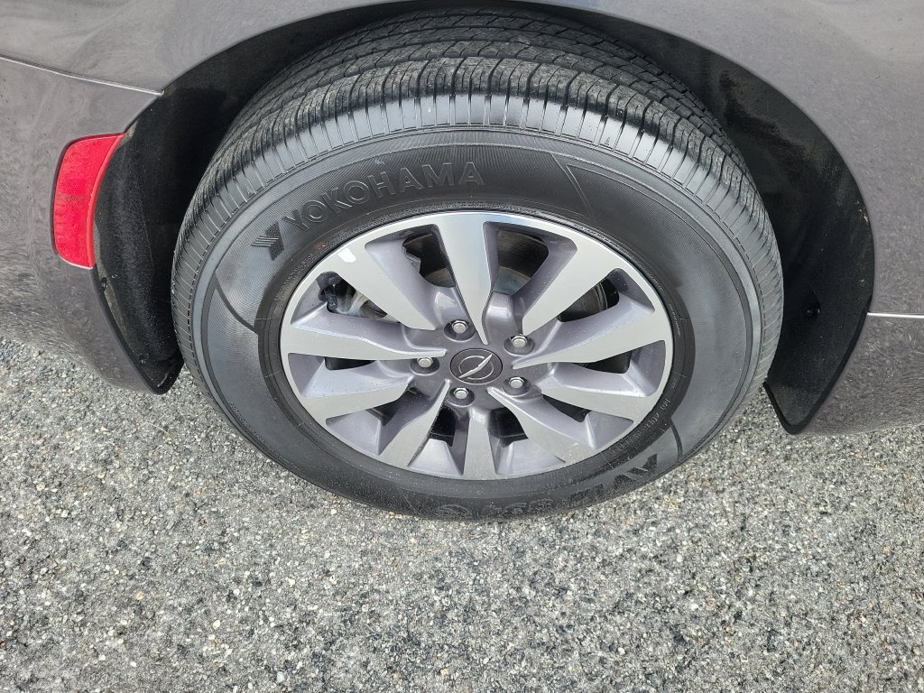 Used 2023 Chrysler Pacifica Touring-L FWD image 8