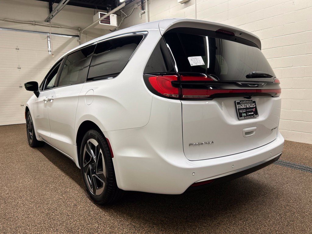 New 2027 Chrysler Pacifica Limited FWD image 4