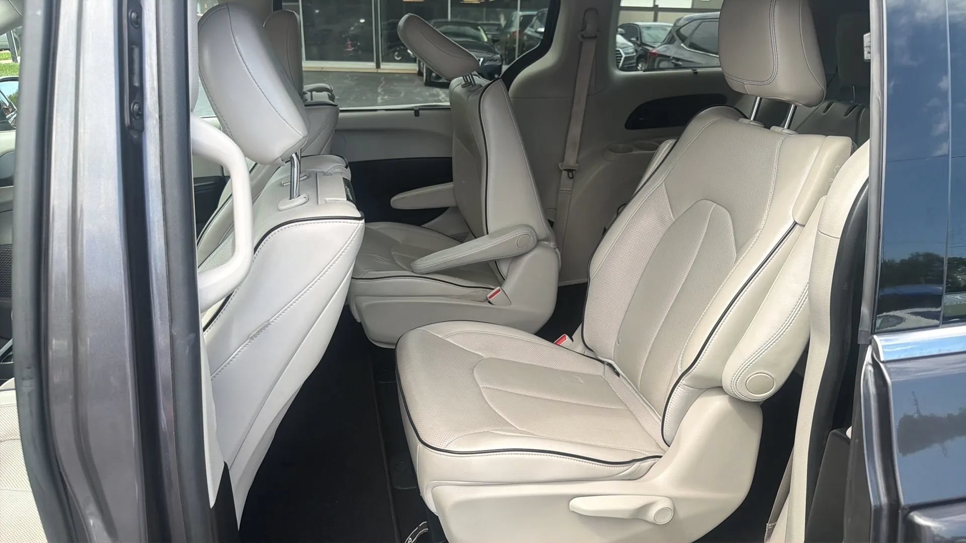 Used 2017 Chrysler Pacifica Platinum FWD image 10