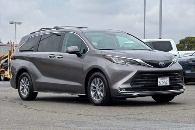 Certified 2022 Toyota Sienna XLE w/ XLE Plus Package FWD image 5