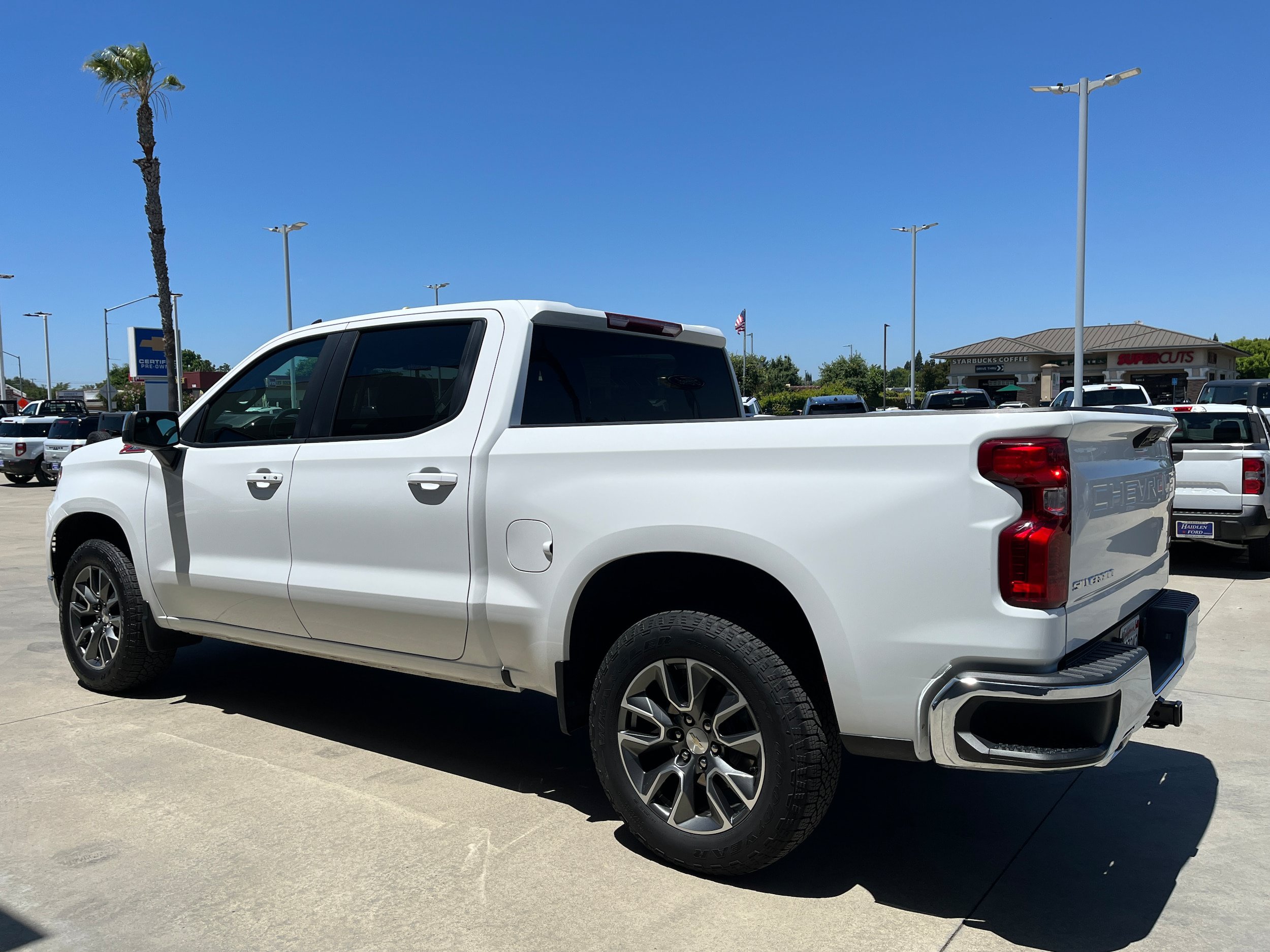 Used 2022 Chevrolet Silverado 1500 LT AWD/4WD image 2