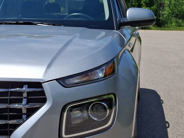 Used 2025 Hyundai Venue SEL FWD image 11