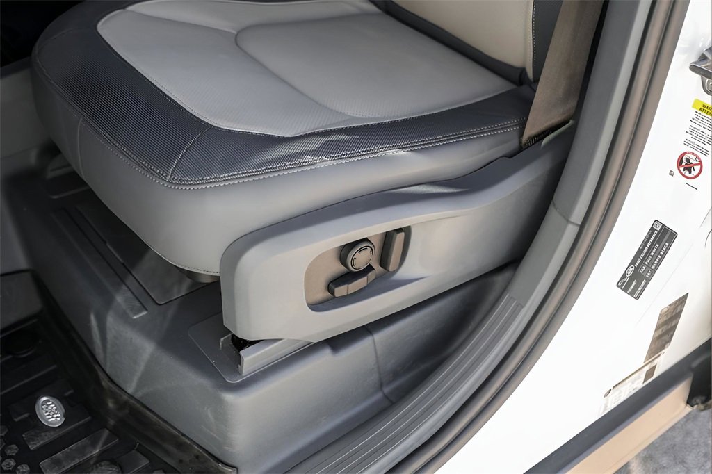 Used 2024 Land Rover Defender 110 X-Dynamic SE image 8